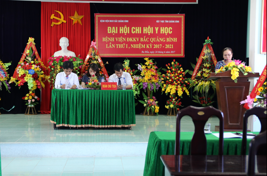 Đc Nguyễn Thị Ngân, Thị ủy viên, Bí thư Đảng ủy, Giám Đốc Bệnh viện phát biểu tại đại hội