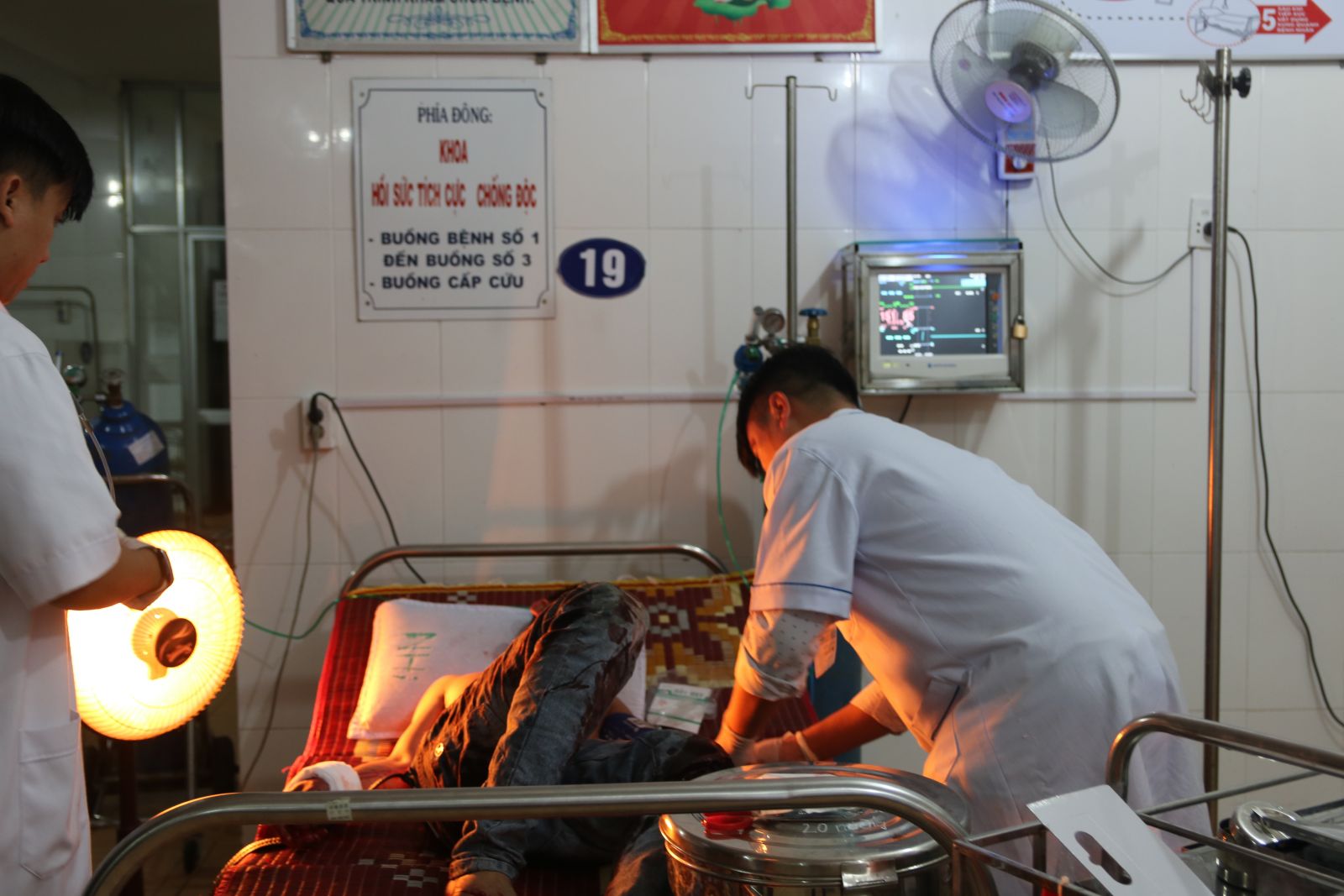 Các y bác sĩ đang cấp cứu cho bệnh nhân